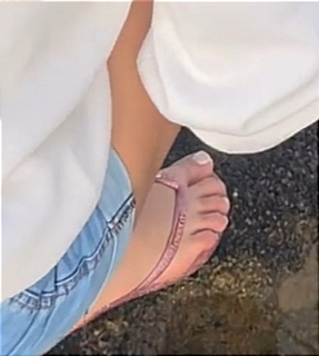 Ana Castela feet photo thumbnail