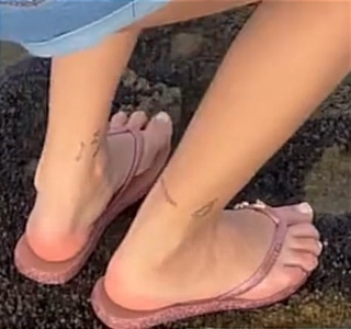 Ana Castela feet photo thumbnail