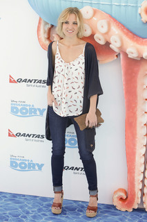 Ana Fernández feet photo thumbnail