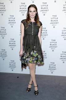 Ana Girardot feet photo 3