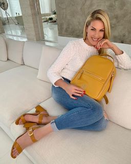 Ana Hickmann feet photo thumbnail