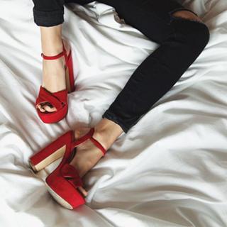 Ana Mena feet photo thumbnail