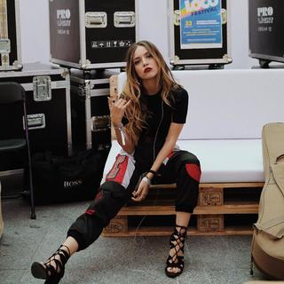 Ana Mena feet photo thumbnail