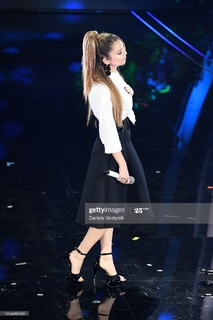 Ana Mena feet photo thumbnail