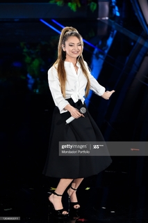 Ana Mena feet photo thumbnail