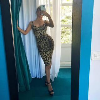 Ana Mena feet photo thumbnail