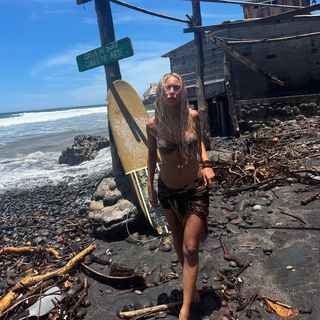 Ana Mena feet photo thumbnail