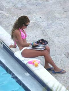 Anahí feet photo thumbnail