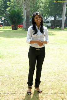 Anandhi feet photo 18