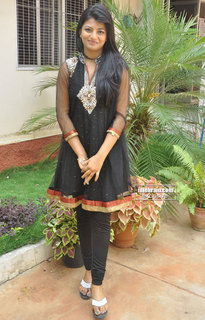Anandhi feet photo 10