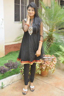 Anandhi feet photo 7