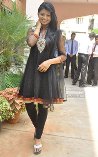 Anandhi feet photo 5