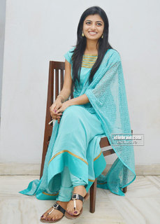 Anandhi feet photo 14