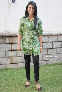 Anandhi feet photo 8
