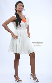 Anandhi feet photo 6