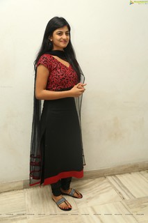 Anandhi feet photo 7