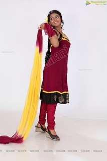 Anandhi feet photo 4