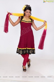Anandhi feet photo 3