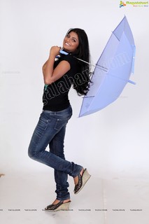 Anandhi feet photo 16