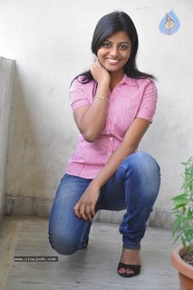Anandhi feet photo 5