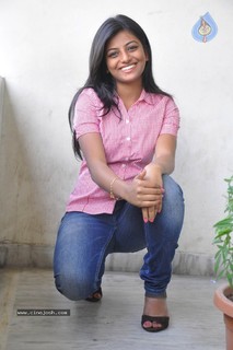 Anandhi feet photo 4