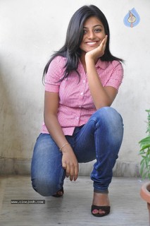 Anandhi feet photo 20