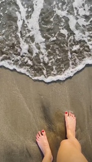 Ananya Panday feet photo thumbnail