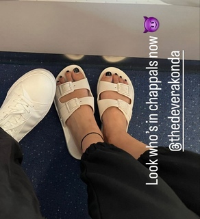 Ananya Panday feet photo thumbnail
