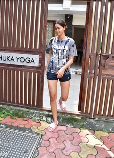 Ananya Panday feet photo thumbnail