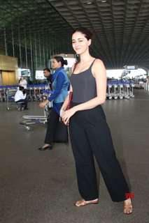 Ananya Panday feet photo thumbnail