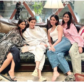 Ananya Panday feet photo thumbnail