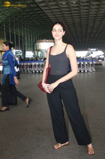 Ananya Panday feet photo thumbnail