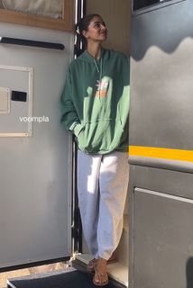 Ananya Panday feet photo thumbnail