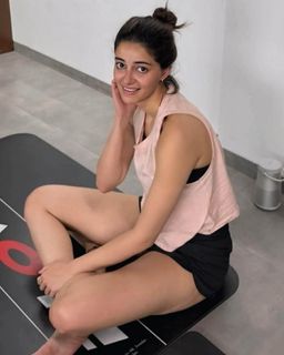Ananya Panday feet photo 11
