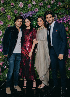 Ananya Pandey feet photo thumbnail
