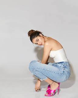 Ananya Pandey feet photo thumbnail