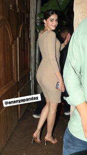 Ananya Pandey feet photo thumbnail