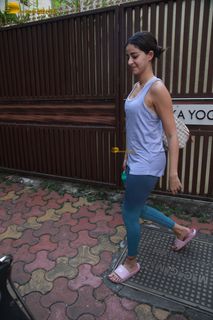 Ananya Pandey feet photo thumbnail