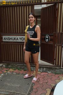 Ananya Pandey feet photo thumbnail