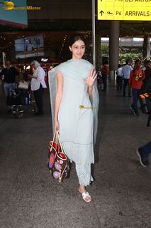 Ananya Pandey feet photo thumbnail