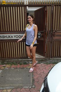 Ananya Pandey feet photo thumbnail