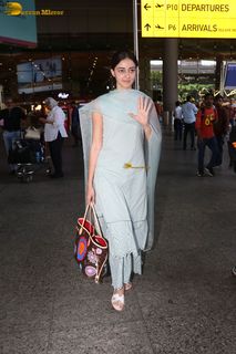 Ananya Pandey feet photo thumbnail