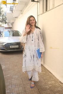 Ananya Pandey feet photo thumbnail