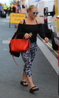 Anastacia feet photo thumbnail