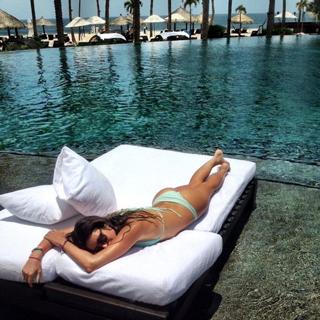 Anastasia Ashley feet photo thumbnail