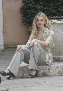Anaïs Gallagher feet photo 11