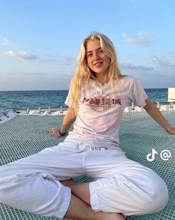 Anaïs Gallagher feet photo 16