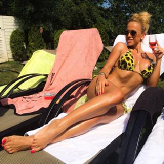 Anda Adam feet photo thumbnail