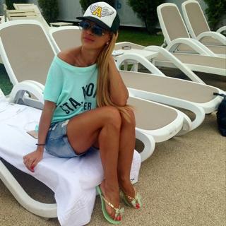 Anda Adam feet photo thumbnail