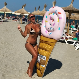 Anda Adam feet photo thumbnail